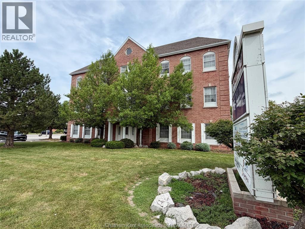 405 Riverview Drive, Chatham — primary photograph