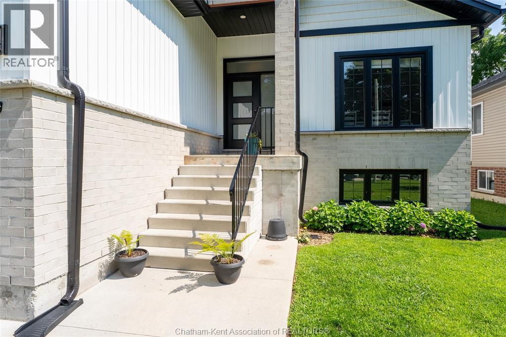5-bedroom Single Family at 339 Oak Street, Bothwell — photograph 2