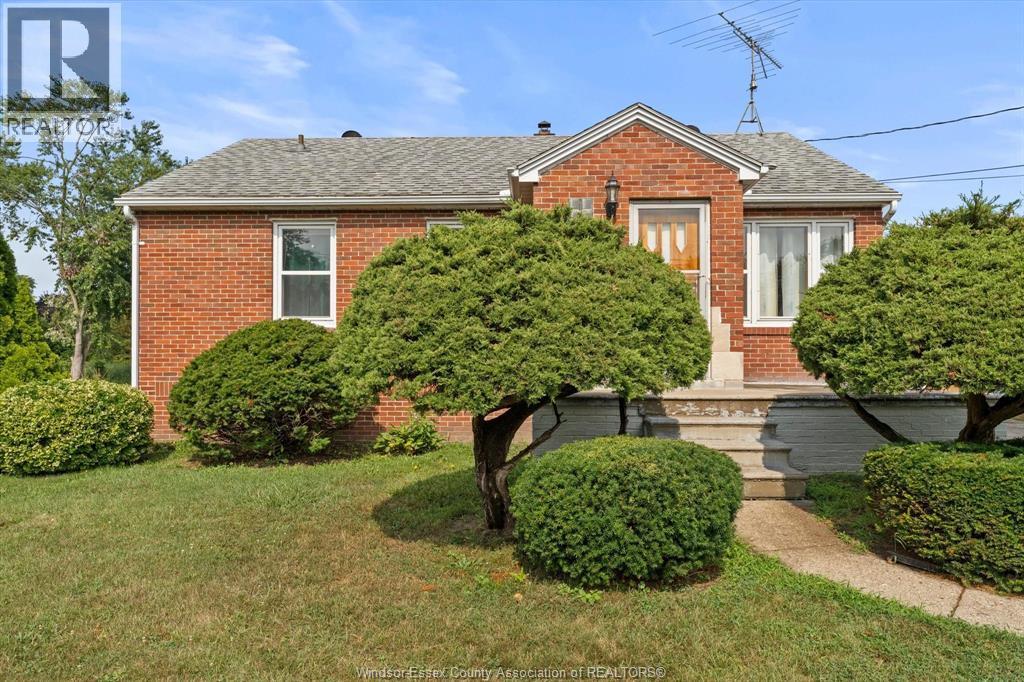1226 Surrey Drive, LaSalle — photograph 2