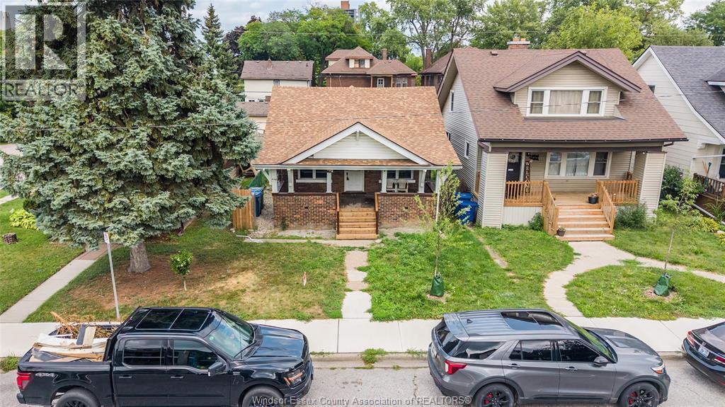 6-bedroom Single Family at 1408 Dougall Avenue, Windsor — photograph 3