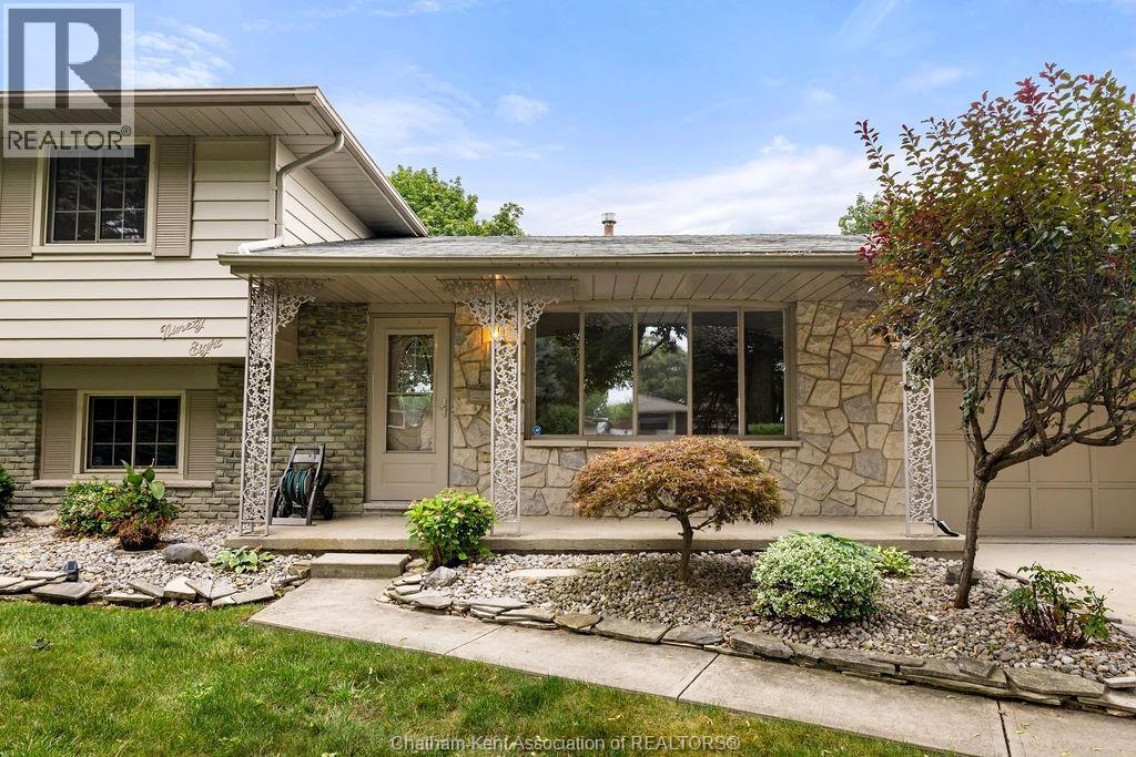 4-bedroom Single Family at 98 Cardinal Crescent, Chatham — photograph 3