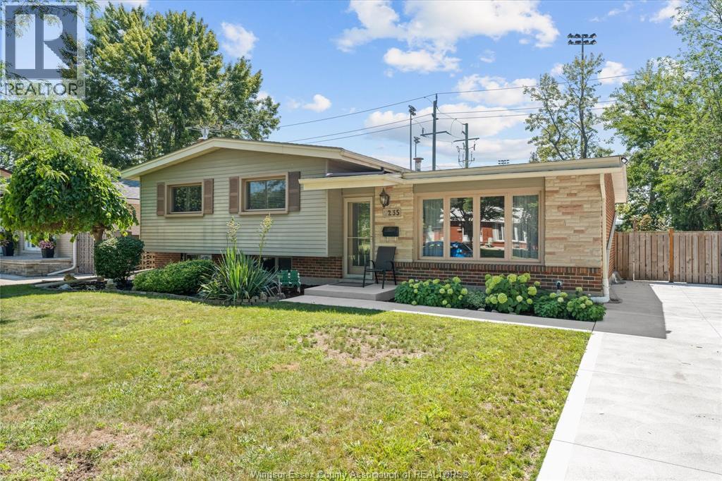 4235 Mitchell Crescent, Windsor — photograph 3