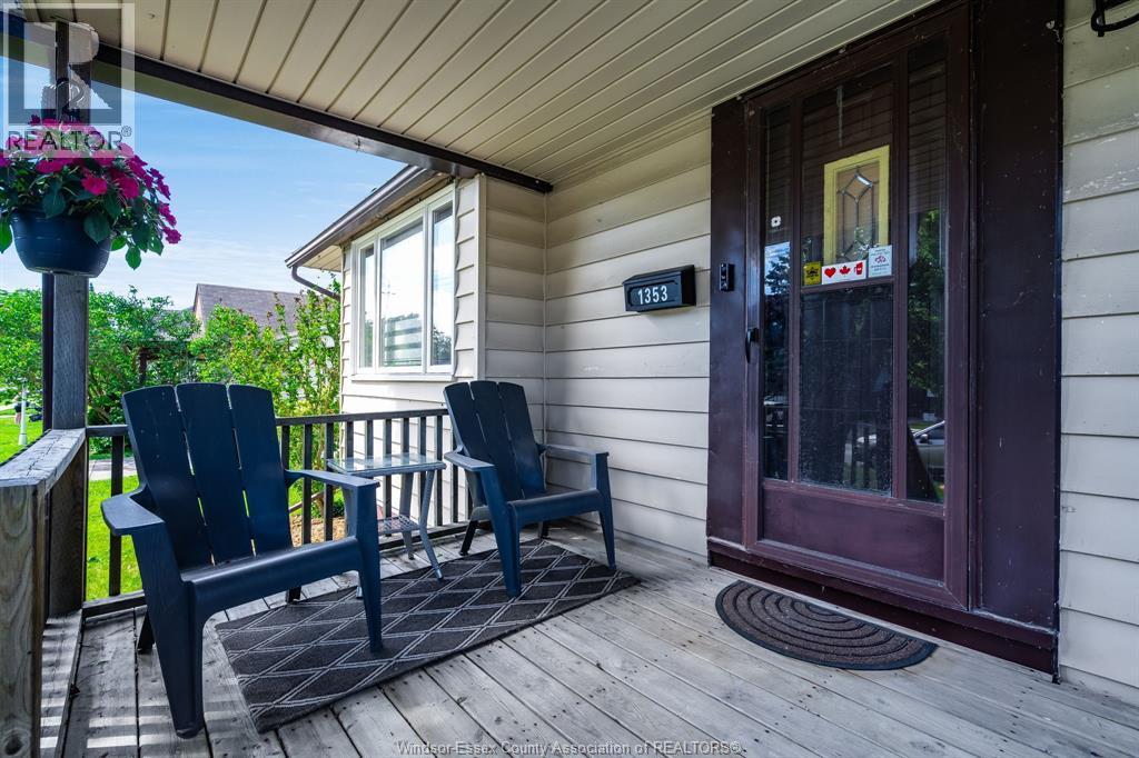 1353 George Avenue, Windsor — photograph 2