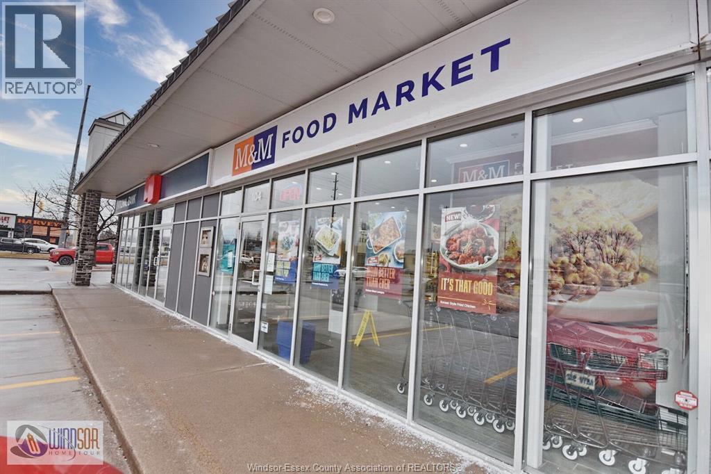 5841 Malden - Malden Centre Plaza, LaSalle — photograph 3