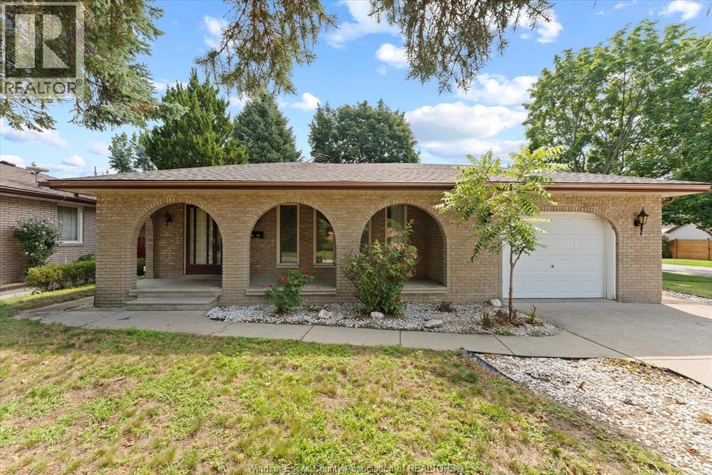 Single Family — 5860 Ninth Street, LaSalle, Ontario