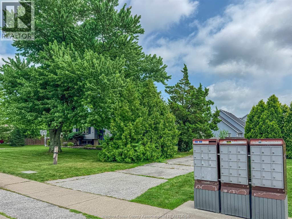159 Ducharme, Lakeshore — photograph 3