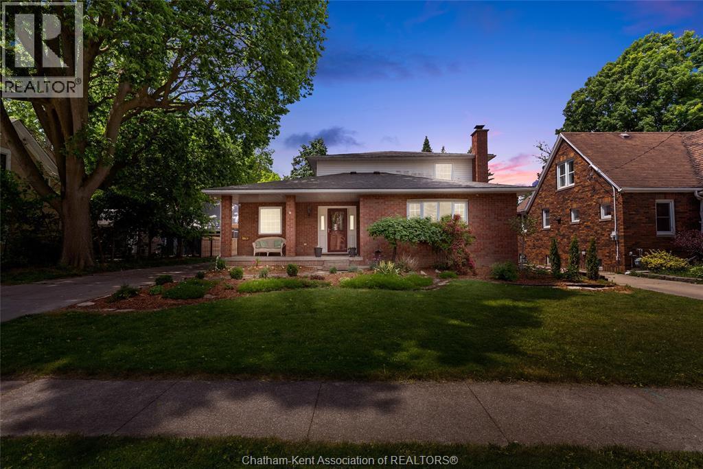 4-bedroom Single Family at 138 Elizabeth Street, Chatham — photograph 2