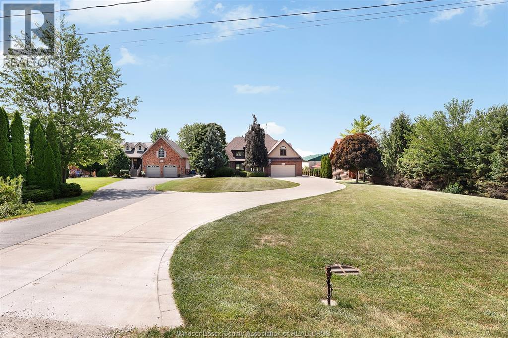 2116 Front Road, Amherstburg — photograph 2