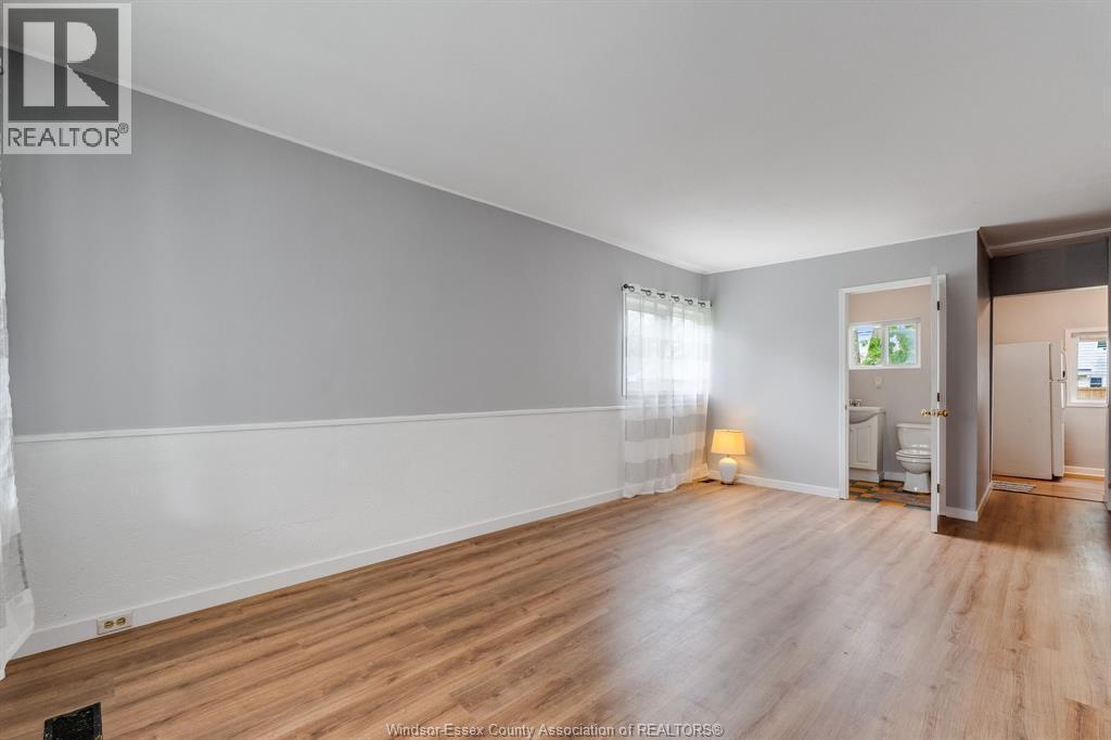 1563 Albert Road, Windsor — photograph 3