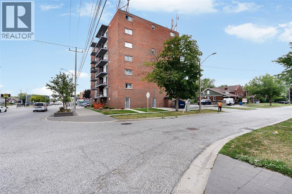 1989 Wyandotte Street #101, Windsor — photograph 2