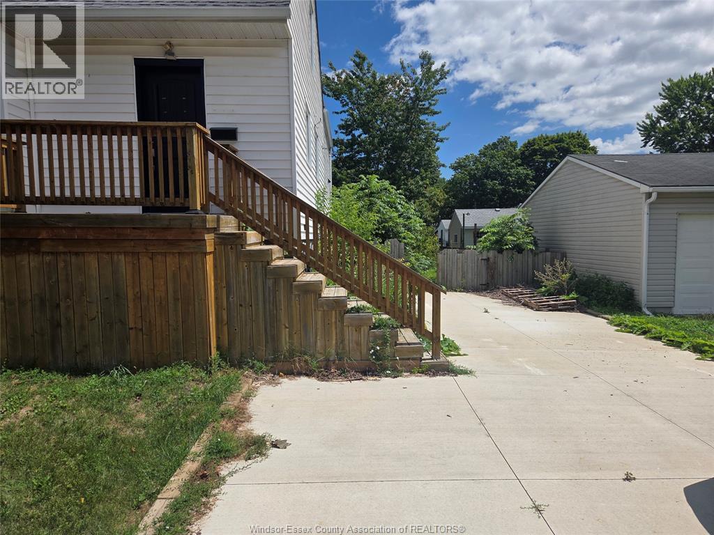 4-bedroom Single Family at 782 Kember Avenue, Sarnia — photograph 2