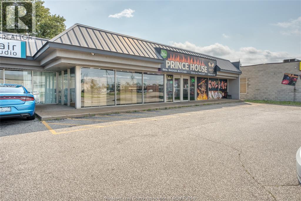 2814 Howard Ave, Windsor — photograph 2