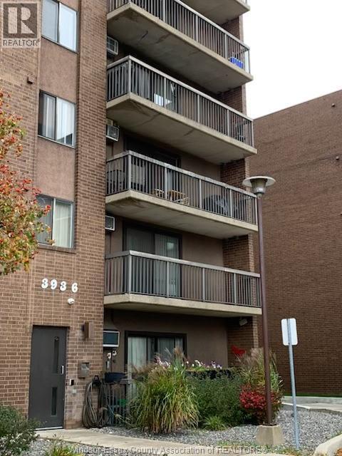 3936 Wyandotte #211, Windsor — photograph 2