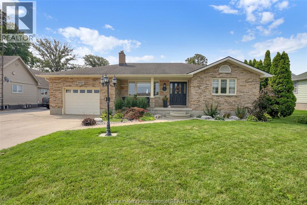 3-bedroom Single Family at 2027 Dufferin Avenue, Wallaceburg — primary photograph