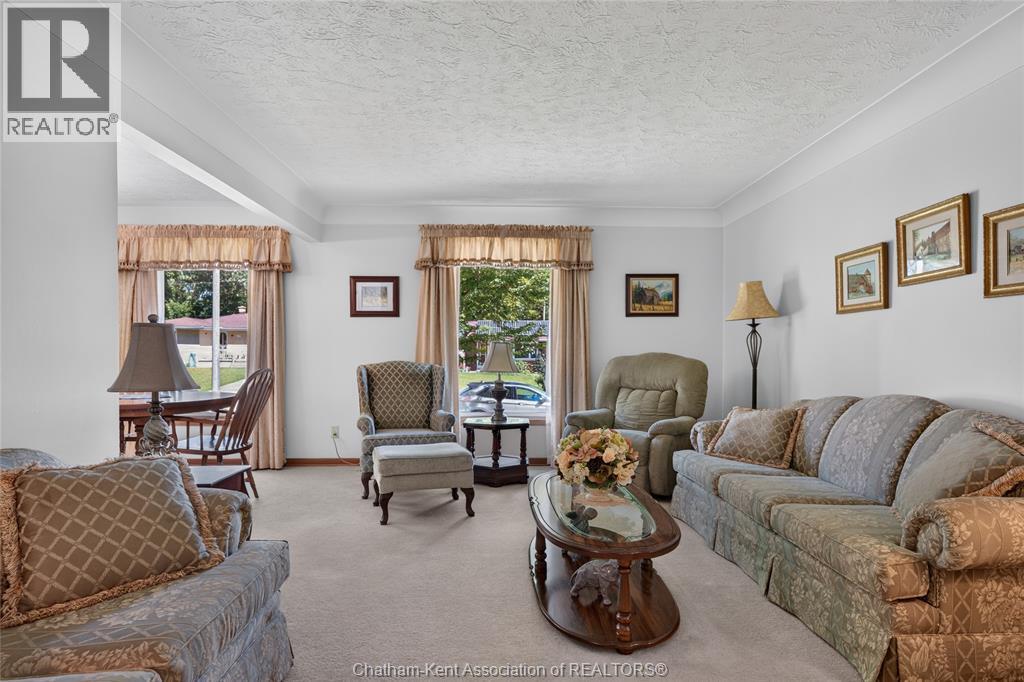 18 Cameo Drive, Leamington — photograph 2