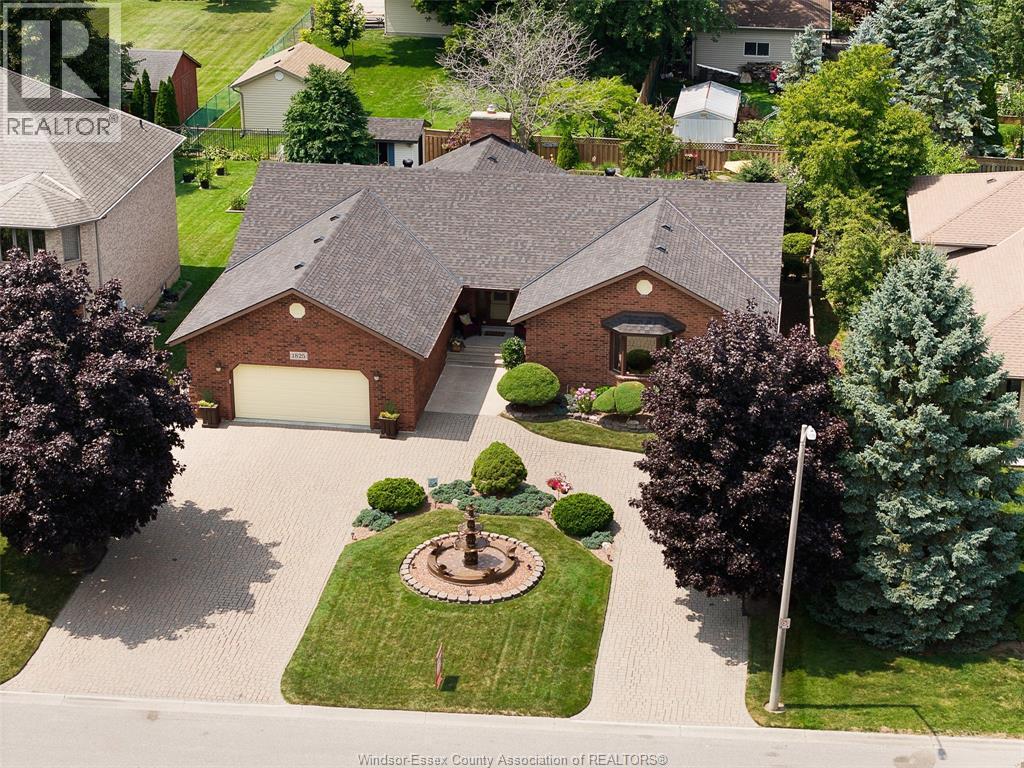 5-bedroom Single Family at 1825 Hebert Street, Tecumseh — photograph 2