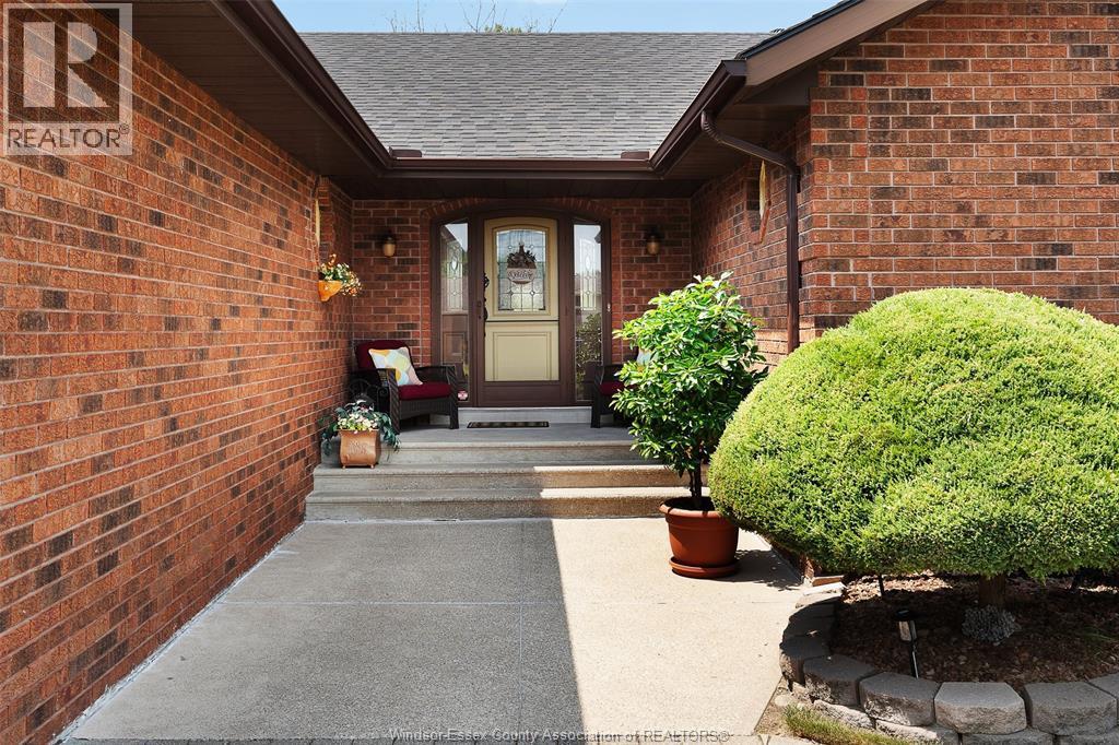 5-bedroom Single Family at 1825 Hebert Street, Tecumseh — photograph 3