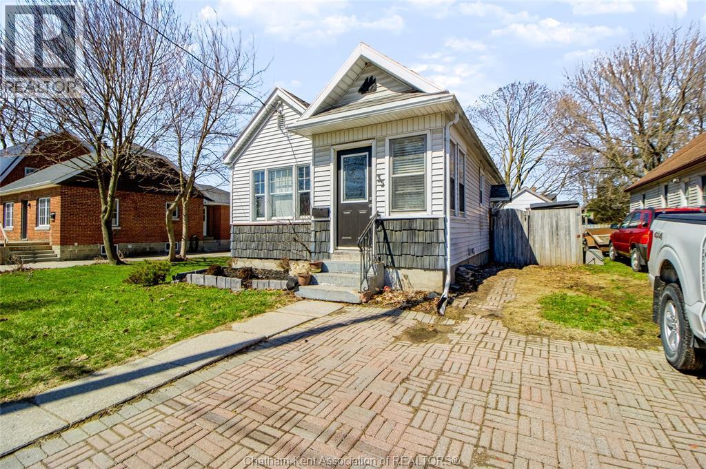 2-bedroom Single Family at 35 Alexandra Avenue, Chatham — photograph 2