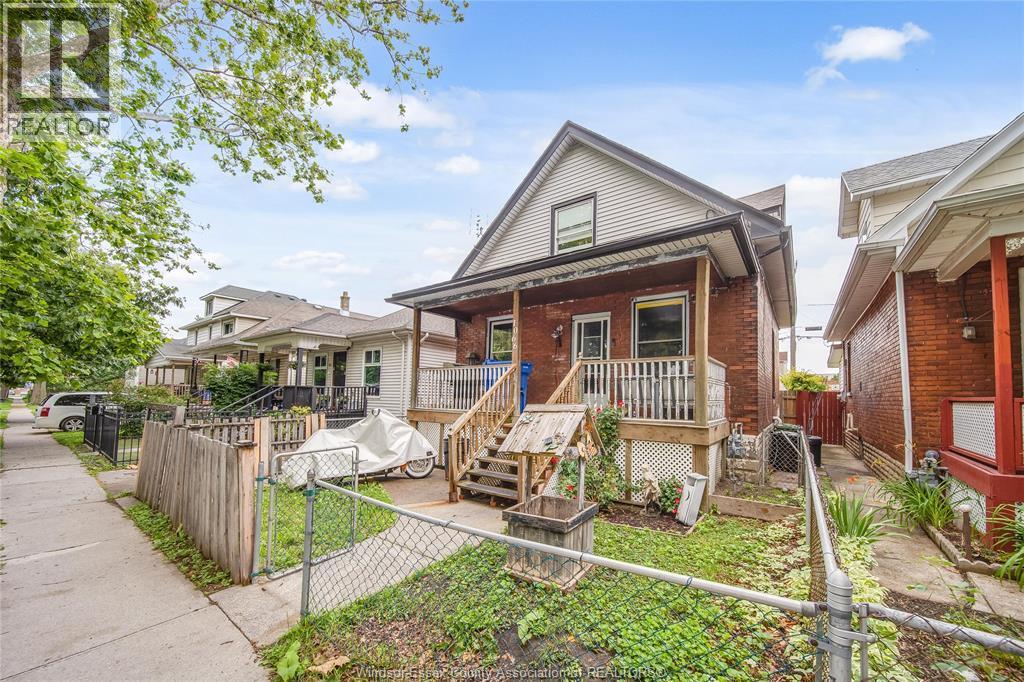 4-bedroom Single Family at 1066 Hickory, Windsor — photograph 3