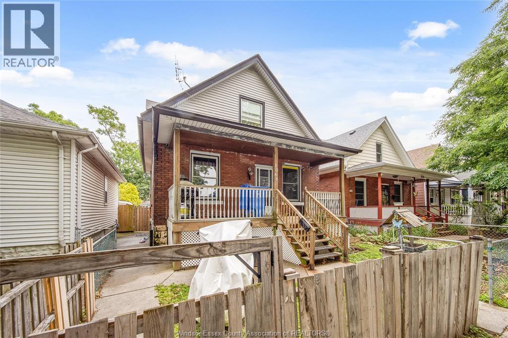 4-bedroom Single Family at 1066 Hickory, Windsor — photograph 2