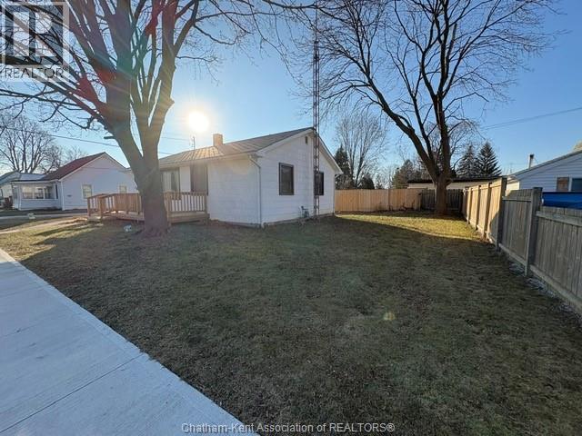 2-bedroom Single Family at 119 Lorne Avenue, Wallaceburg — photograph 3