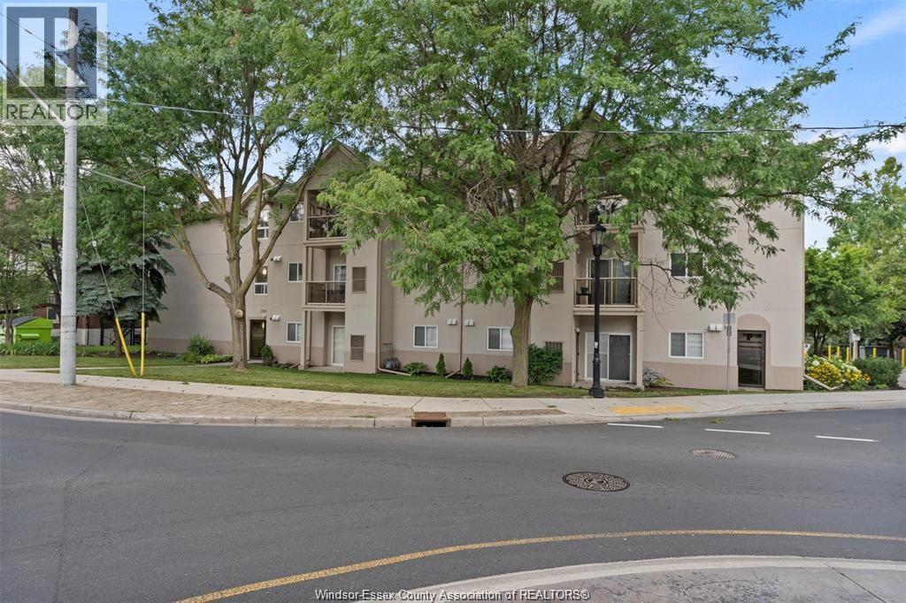 2-bedroom Single Family at 3000 Sandwich Street #306, Windsor — photograph 2