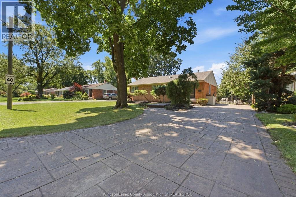 3-bedroom Single Family at 251 St. Marks Road, Tecumseh — photograph 3