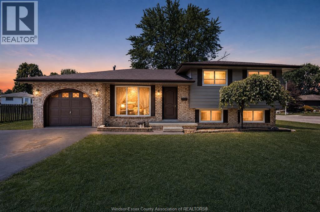 5-bedroom Single Family at 646 Estate Park, Tecumseh — primary photograph