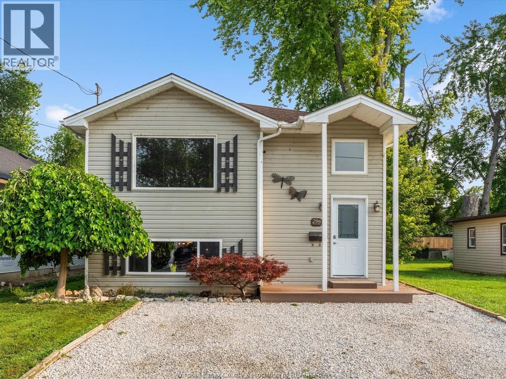 3-bedroom Single Family at 294 Erieview Drive, Kingsville — photograph 2