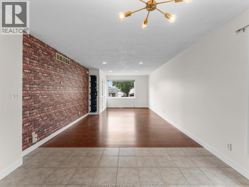 3-bedroom Single Family at 294 Erieview Drive, Kingsville — photograph 3