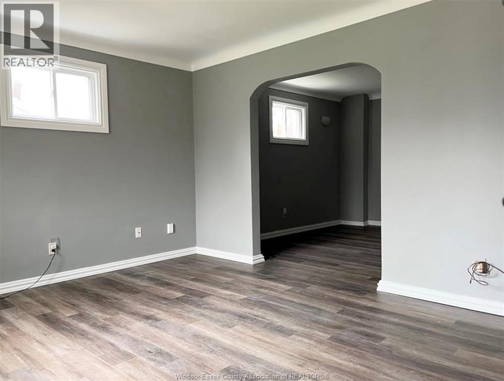 6-bedroom Single Family at 2316-2318 Chilver, Windsor — photograph 2