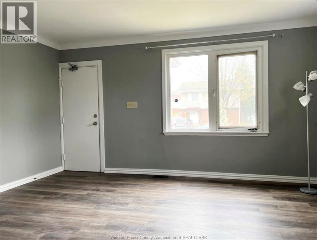 6-bedroom Single Family at 2316-2318 Chilver, Windsor — photograph 3