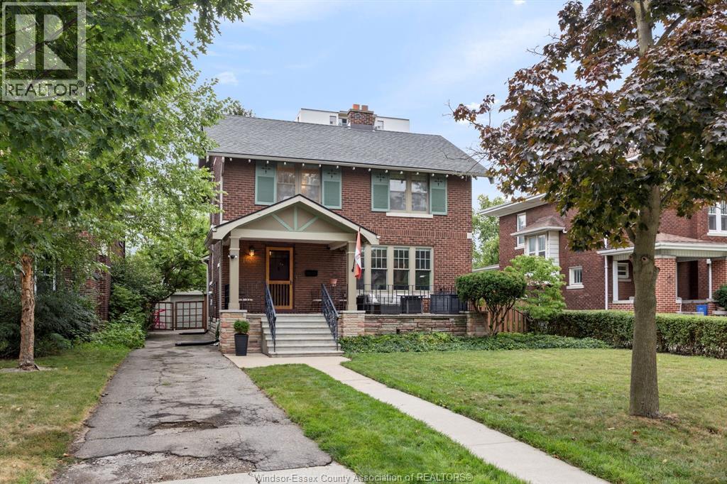4-bedroom Single Family at 1528 Victoria Avenue, Windsor — photograph 2
