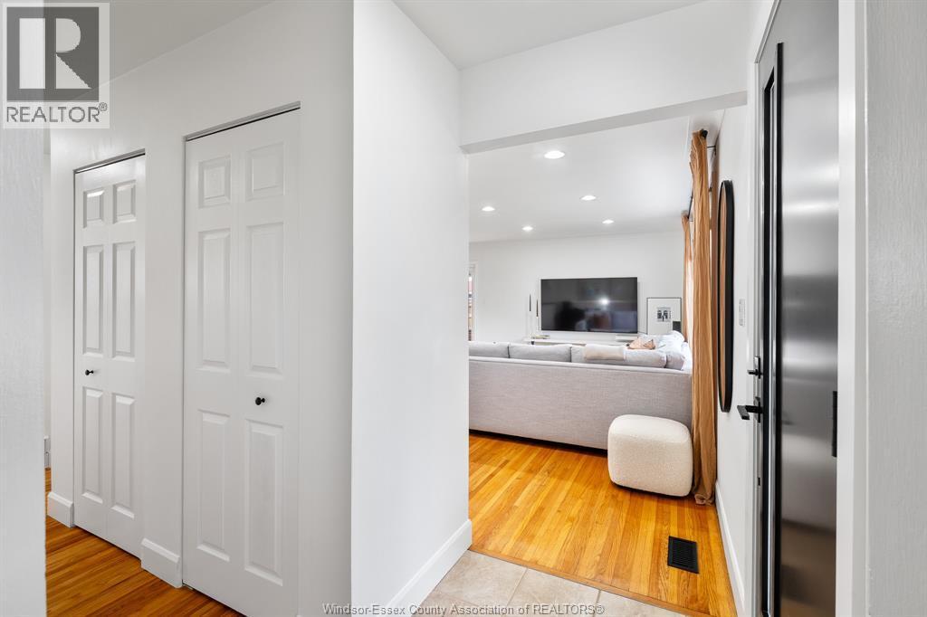 4-bedroom Single Family at 735 Lounsborough, Windsor — photograph 2