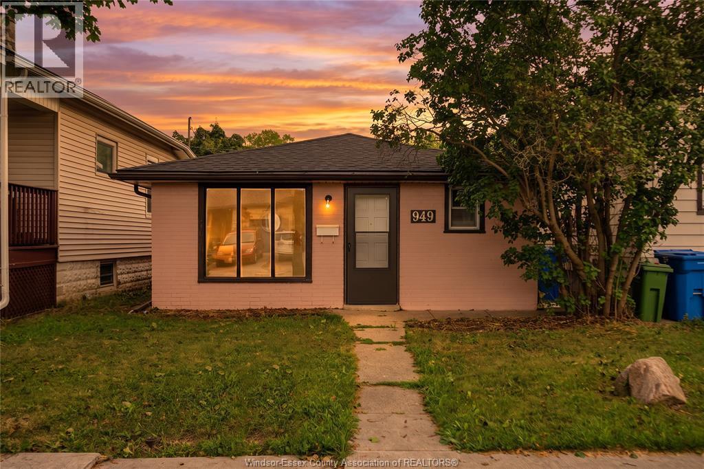 Single Family — 949 Ellrose Avenue, Windsor, Ontario