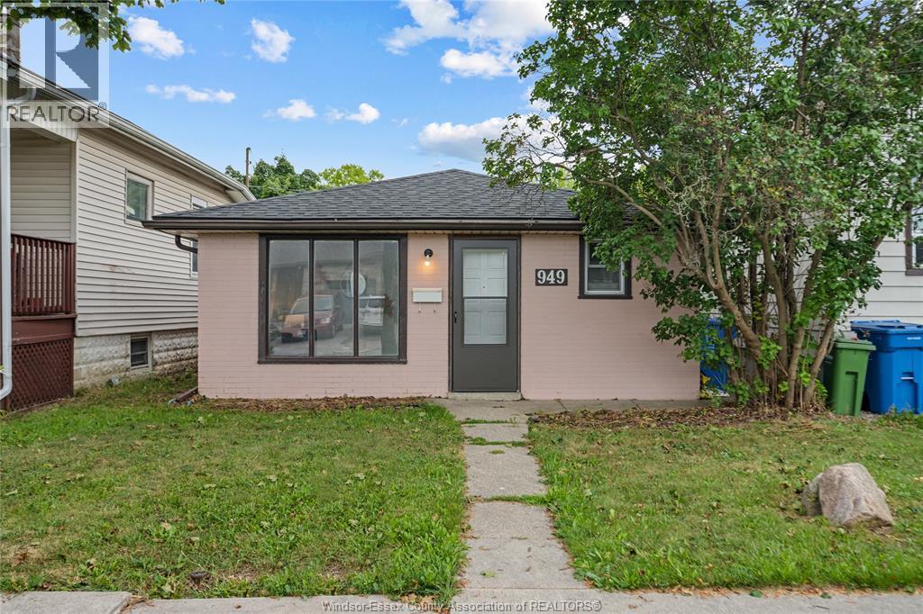 2-bedroom Single Family at 949 Ellrose Avenue, Windsor — photograph 2