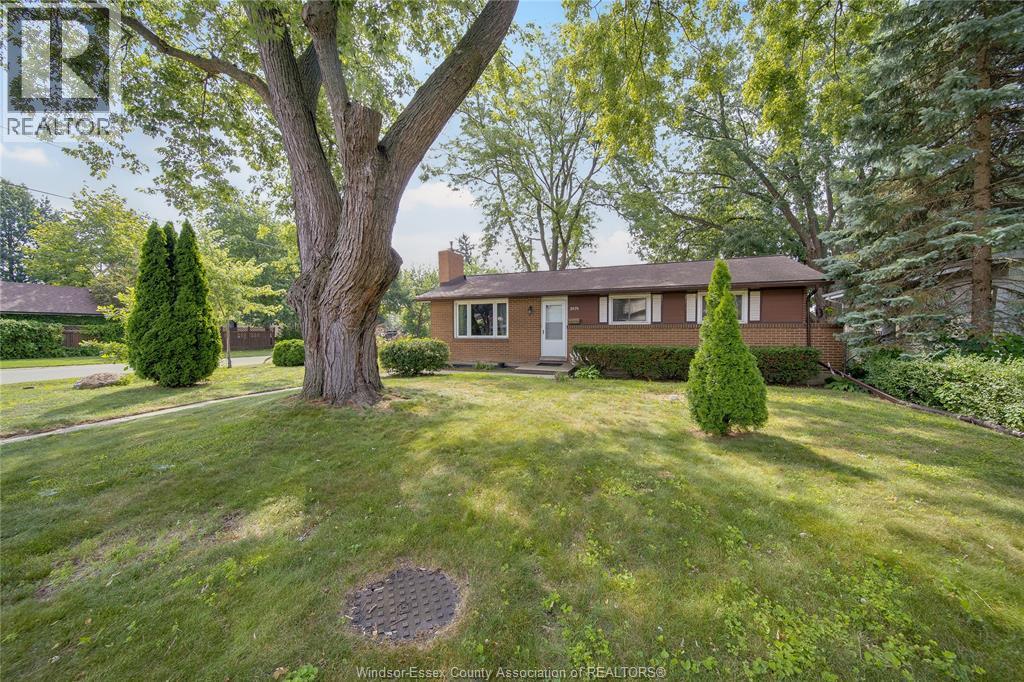 6-bedroom Single Family at 2979 Orion Crescent, Windsor — photograph 2