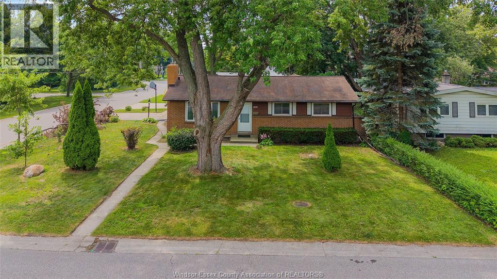 6-bedroom Single Family at 2979 Orion Crescent, Windsor — photograph 3