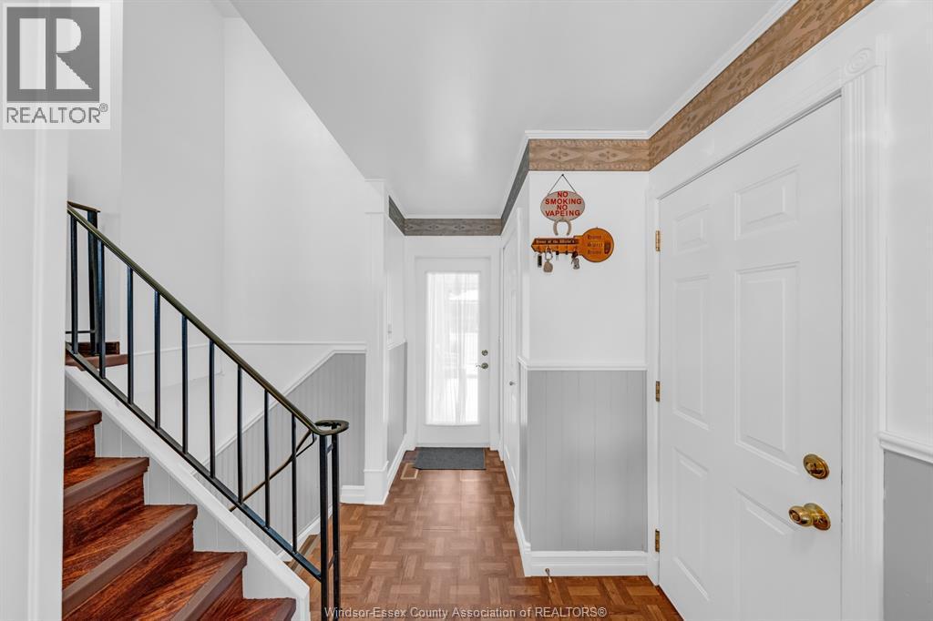 4-bedroom Single Family at 46 Plumbrook Drive, Leamington — photograph 2