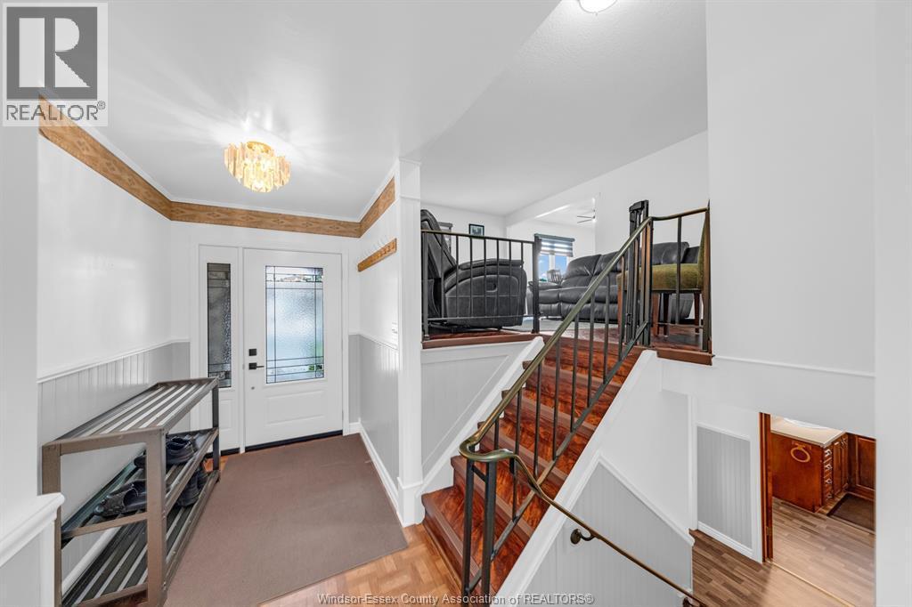 4-bedroom Single Family at 46 Plumbrook Drive, Leamington — photograph 3