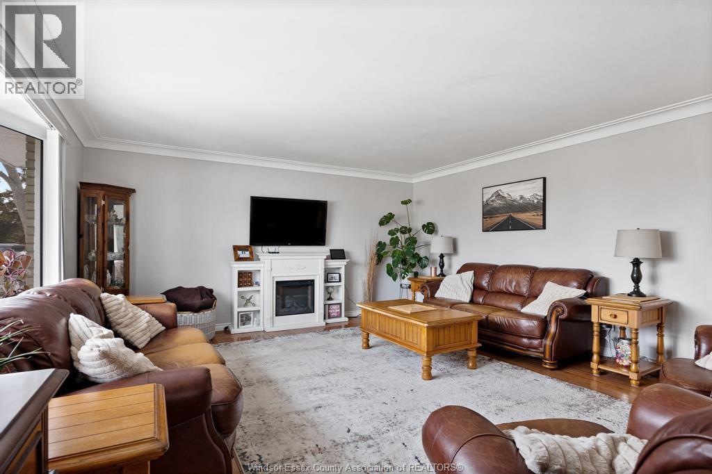 4-bedroom Single Family at 1226 Aimee Street, Lakeshore — photograph 2