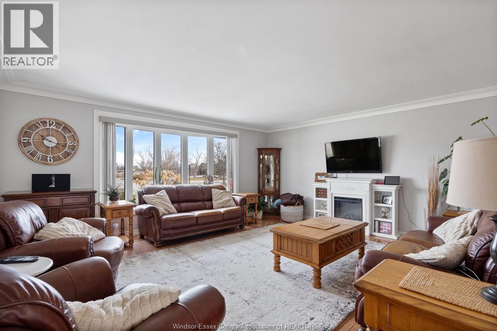 4-bedroom Single Family at 1226 Aimee Street, Lakeshore — photograph 3