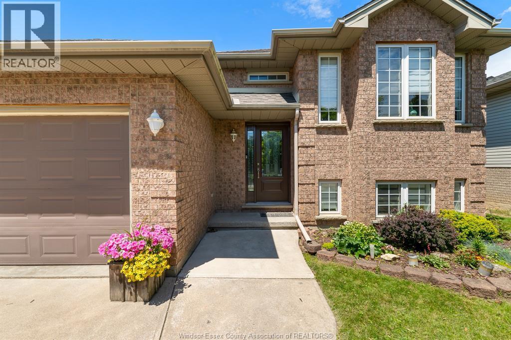 5-bedroom Single Family at 3883 Aristotle Crescent, Windsor — photograph 3