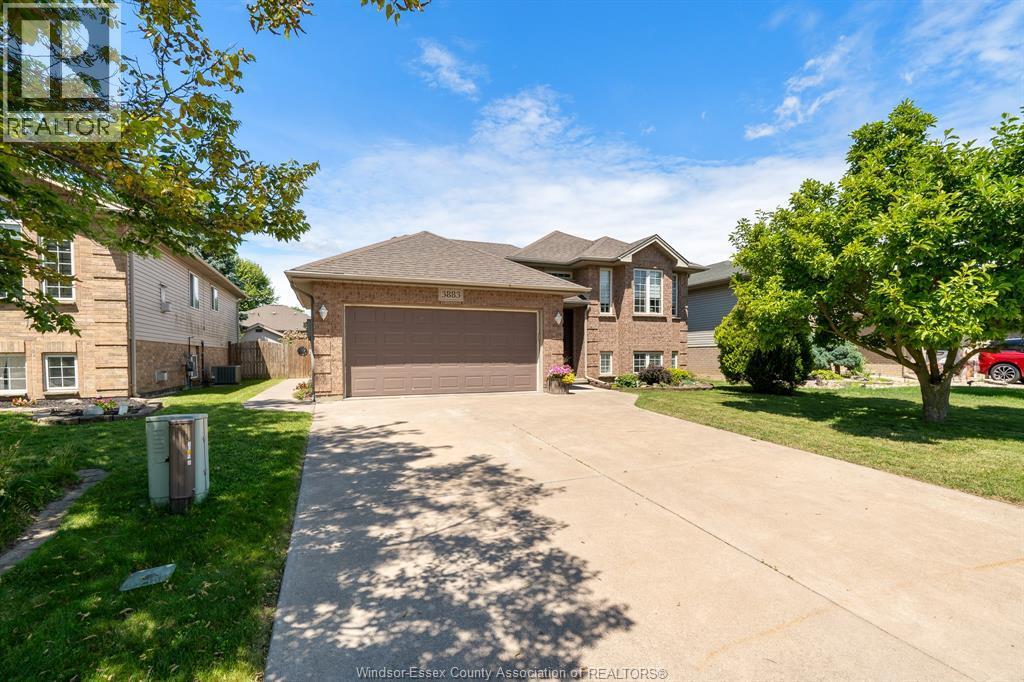 5-bedroom Single Family at 3883 Aristotle Crescent, Windsor — photograph 2