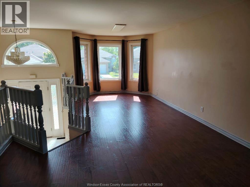 5-bedroom Single Family at 3240 Northway Avenue, Windsor — photograph 2