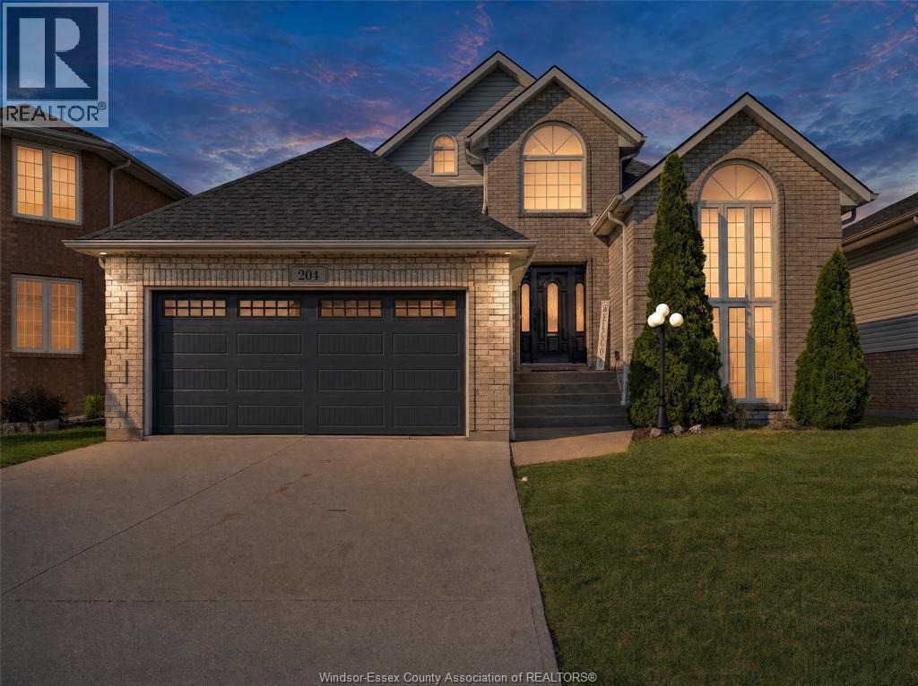 4-bedroom Single Family at 204 Hampton Crescent, Windsor — primary photograph