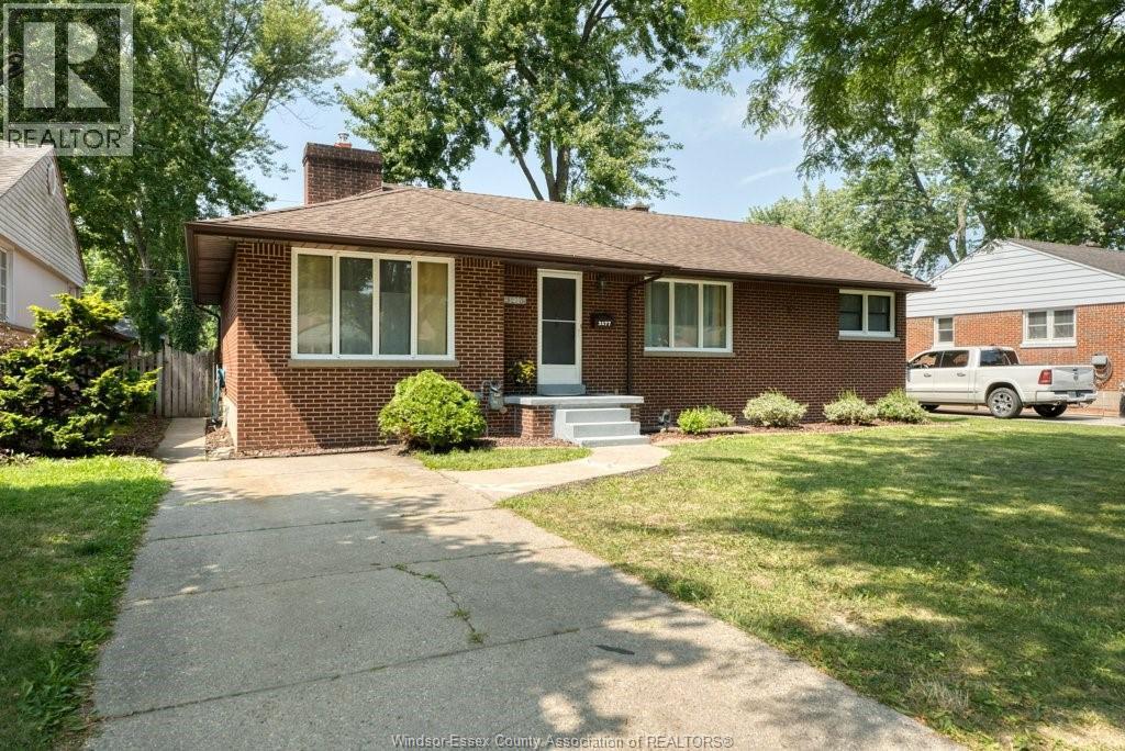 5-bedroom Single Family at 3277 Dominion, Windsor — photograph 2