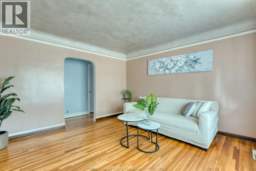 5-bedroom Single Family at 3277 Dominion, Windsor — photograph 3