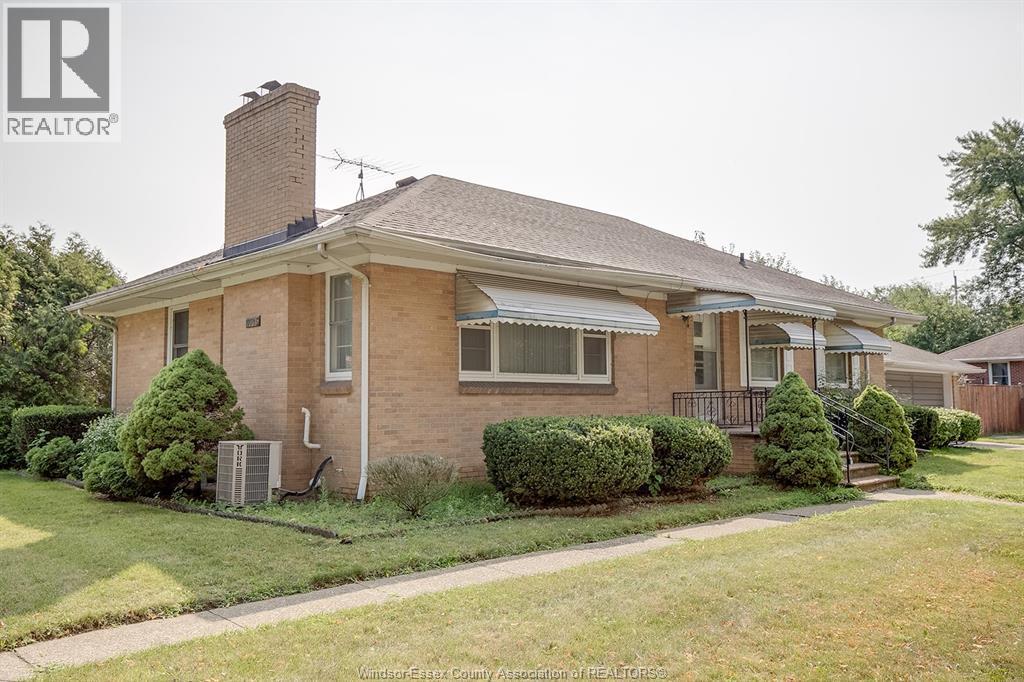 4-bedroom Single Family at 4305 Pleasant Place, Windsor — photograph 2