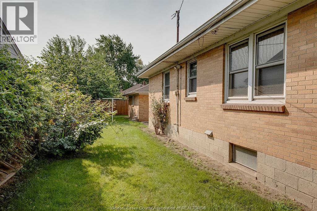 4-bedroom Single Family at 4305 Pleasant Place, Windsor — photograph 3